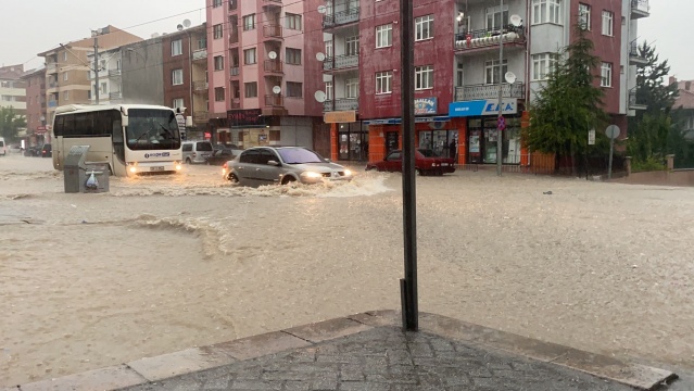 Eskişehir şiddetli yağışa teslim oldu