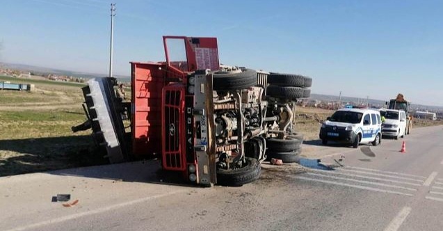 İş makinesi taşıyan kamyon devrildi