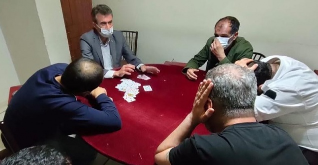 Hem pandemiyi hiçe saydılar hem kumar oynadılar