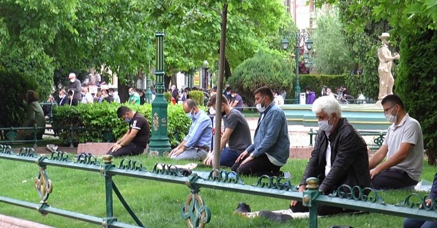 Tam kapanmadan sonra camiler doldu, taştı