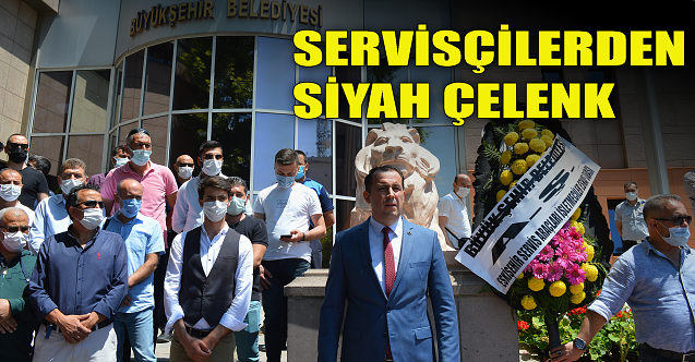 Servisçilerden belediye önüne siyah çelenk