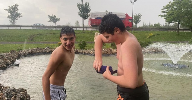 Yağmur yağarken havuzda yüzdüler