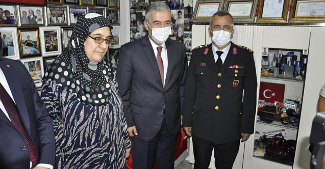 Vali Ayyıldız şehit ailesini ziyaret etti