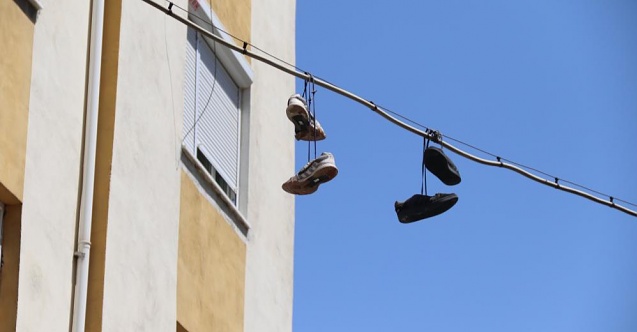 Elektrik kablolarındaki ayakkabılar vatandaşı düşündürdü