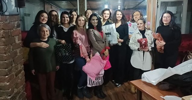 Eskişehir'de kadın gazeteciler yeni yılı erken kutladı!