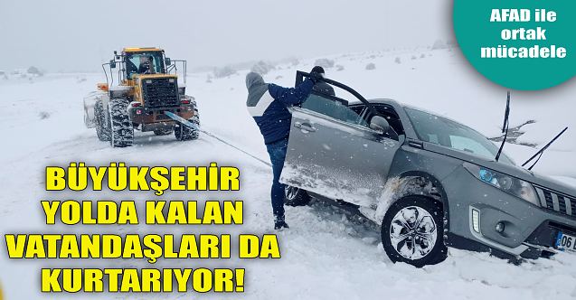 Büyükşehir yolda kalan vatandaşları da kurtarıyor!