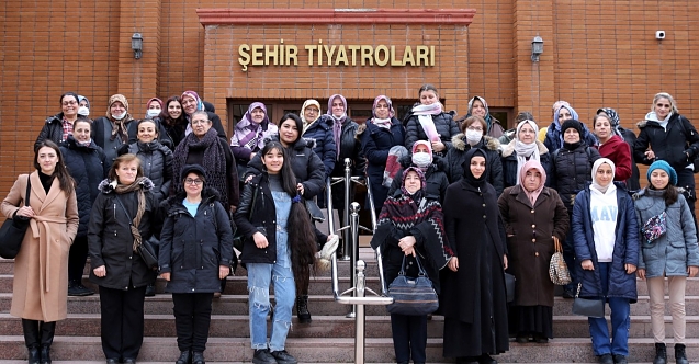 Şehir Tiyatroları ilçe vatandaşlarını ağırladı