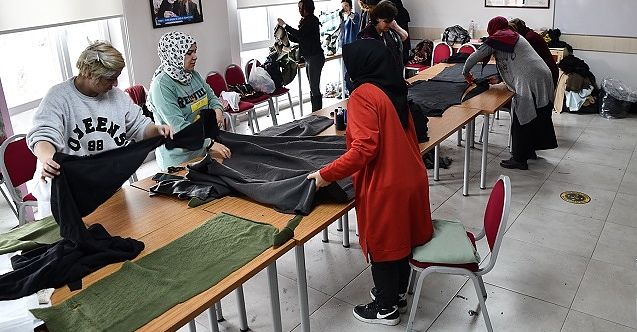 Eskişehir'de kıyafet dikiyorlar depremzedelere gönderiyorlar
