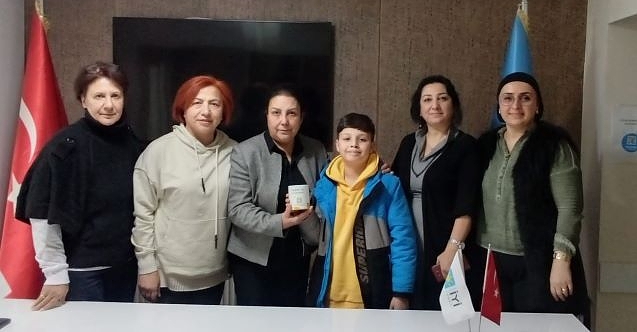 Eskişehirli çocuk depremzedeler için kumbarasını bağışladı