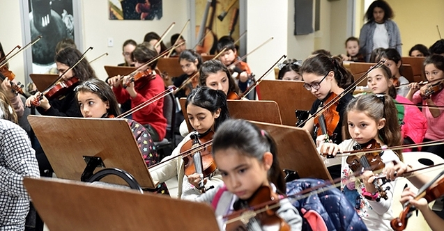 İki Elin Sesi Var orkestrasından 23 Nisan Özel Konseri
