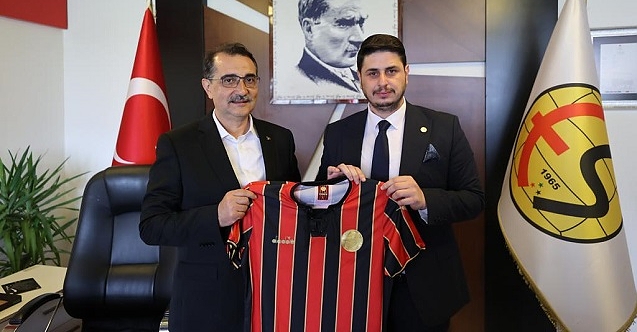 Bakan Dönmez Eskişehirspor rozeti taktı