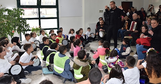 Depremzede öğrenciler ile kutlama