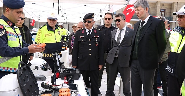 Eskişehir Valiliği önünde trafik bilgilendirmesi