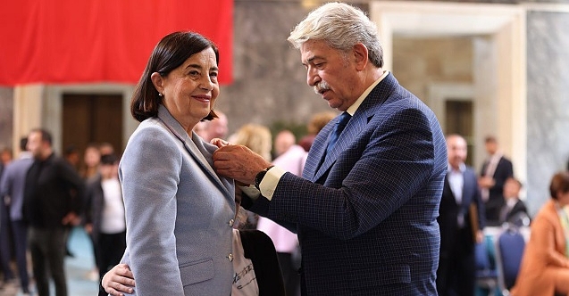 Jale Nur Süllü'ye rozetini eşi taktı