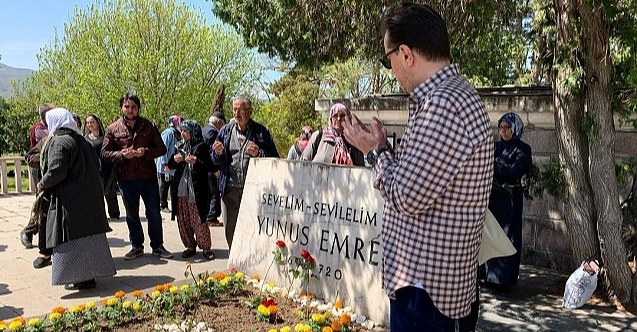 Nebi Hatipoğlu Yunus Emre'nin mezarında dua etti