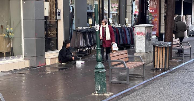 2 çocuk yasağa uymayarak dilendi