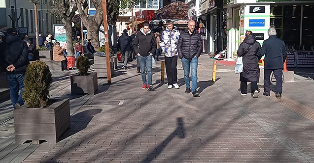Vatandaşlar kış güneşini görünce dışarı akın etti
