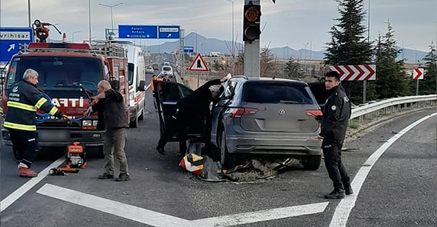 Bariyerlere saplanan otomobilin sürücüsü hayatını kaybetti