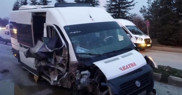 İşçi servisi ağaca çarptı, 12 kişi yaralandı