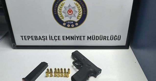 Polise mukavemet gösteren şahısların aracından tabanca çıktı