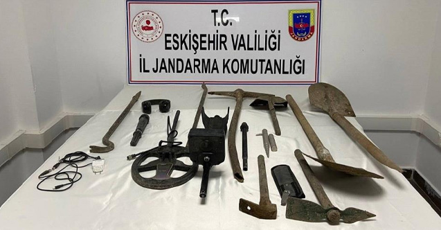 Sit alanında kaçak kazı yapan şüpheliler tutuklandı