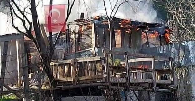 Ahşap evde çıkan yangın itfaiye ekiplerince söndürüldü