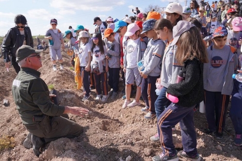 500 öğrenci 3 bin fidanı toprakla buluşturdu