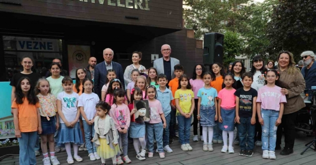 Çocuk korosu dinleyicilerden tam not aldı