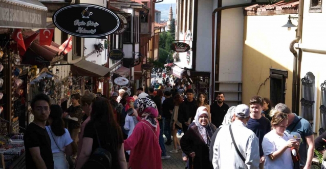 Eskişehir’de yerli turist yoğunluğu esnafın yüzünü güldürdü