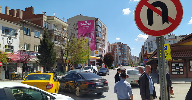 Hatalı dönüş kazası trafiği felç etti