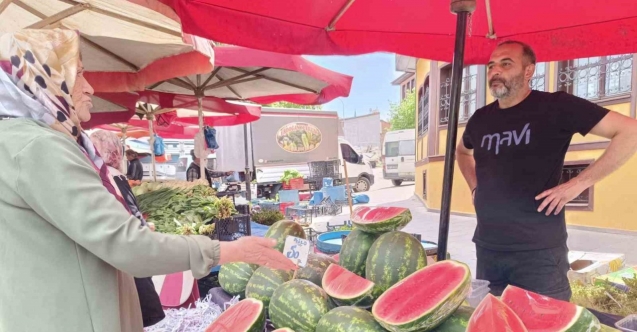 Karpuz dilimlerle pazar tezgâhlarını süslüyor