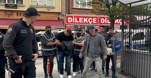 ‘Kelime-i Tevhid’ yazılı bayrakla yürüyen şahsa küfür ve müdahale eden şüpheli adliyeye sevk edildi