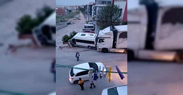 Park halindeyken freni patlayan tır minibüse çarptı
