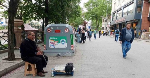 Sıcak havaları fırsat bilen sokak müzisyenleri daha fazla çalışmaya başladı