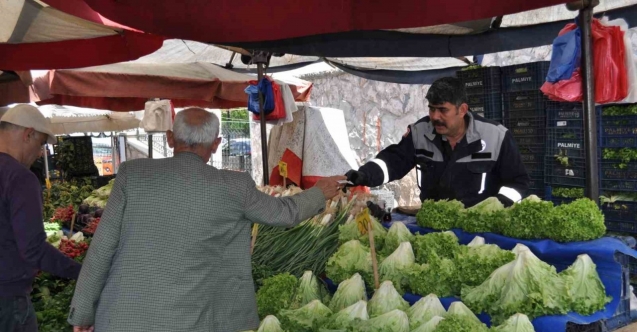 Sıcaklıkların artmasıyla pazar tezgâhlarında fiyatlar yarıya kadar düştü