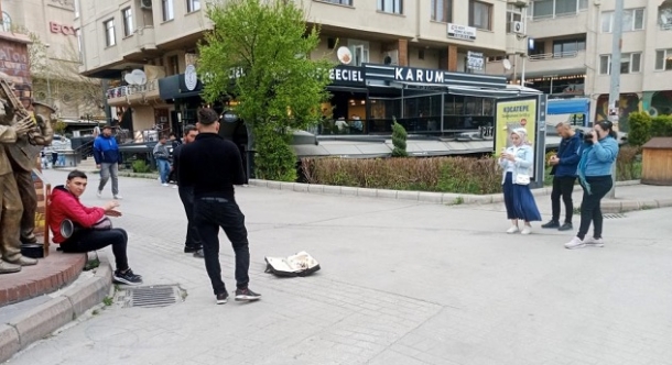 Sokak müzisyenleri arife gününü değerlendirdi