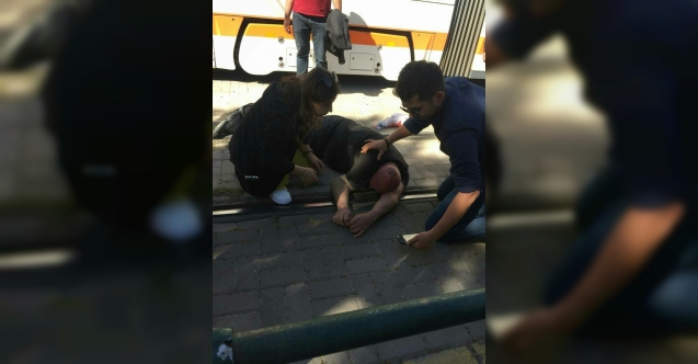 Tramvayın çarptığı polis memuru ağır yaralandı