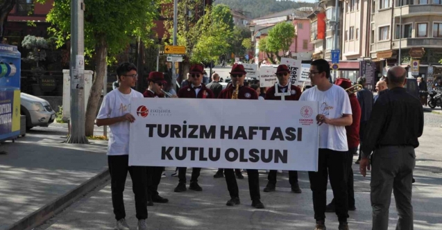Turizm Haftası için liseli öğrencilerle yürüyüş düzenlendi