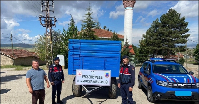 300 bin TL’lik römorku çalıp boyayan şahısları jandarma yakaladı