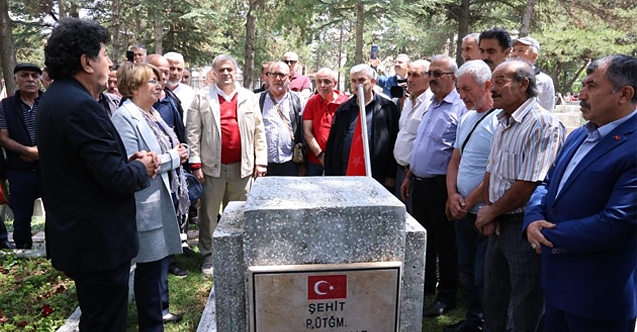 37 yıl önce şehit olan komutanlarını kabri başında andılar