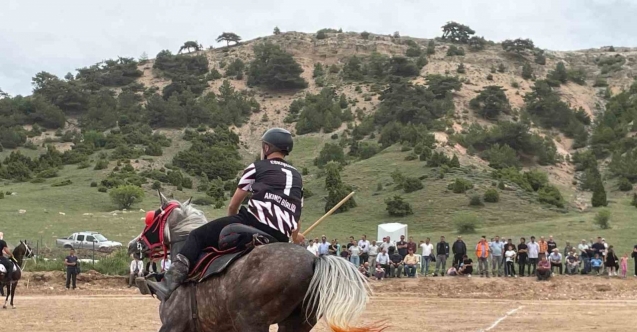 At üzerinde cirit atarak spor bayramı kutladılar