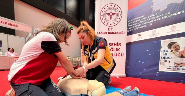Fuar ziyaretçilerine ilk yardım eğitimi