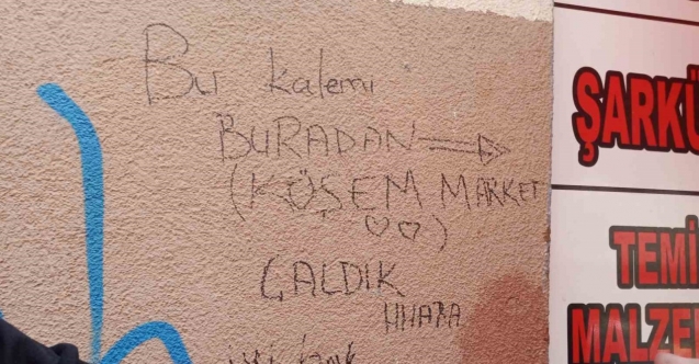 Kalem çaldıkları bakkalın duvarına yazdıkları yazıda suçlarını itiraf edip dalga geçtiler