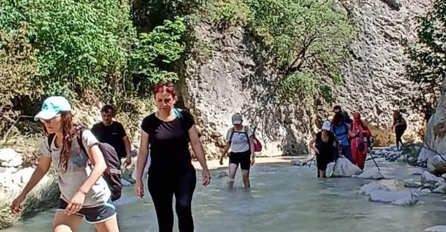 Kanyondaki akarsu içerisinde yürüyüş yaptılar