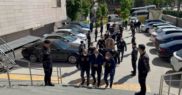 Kavga ettikleri kişiyi bıçaklayarak yaralayan 5 şüpheli adliyeye sevk edildi