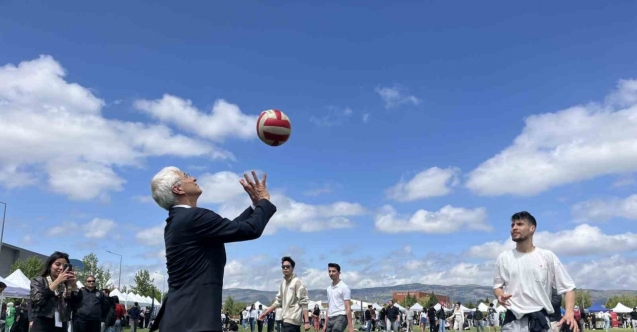 Rektör Özcan performansıyla öğrencilere taş çıkardı