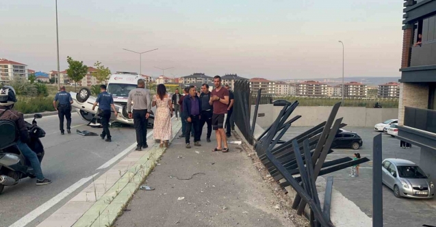 Aracın çarpmasıyla kopan demirler sitede çocukların oyun alanına düştü