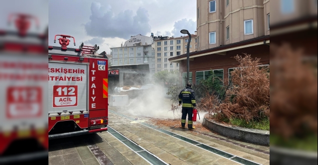 Eskişehir’de sokak lambasından kaynaklı yangın paniğe neden oldu