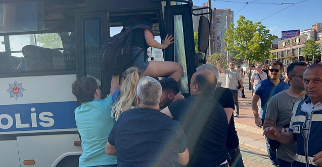 İzinsiz yürüyüşe polis müdahale etti, 10 kişi gözaltına alındı