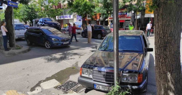 Kırmızı ışık ihlali yapan otomobilin sebep olduğu kaza güvenlik kamerasına yansıdı